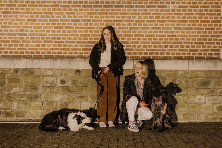 Laura Bogemans en Jana Van Der Veken: ‘Ik hoop alleen dat mijn hond niet té enthousiast gaat zijn en niet iedereen gaat bespringen’ Beeld Eva Vlonk