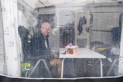 Volmaakt gelukkig in de miezer op de camping: ‘Geef mij maar het Nederlandse weer’