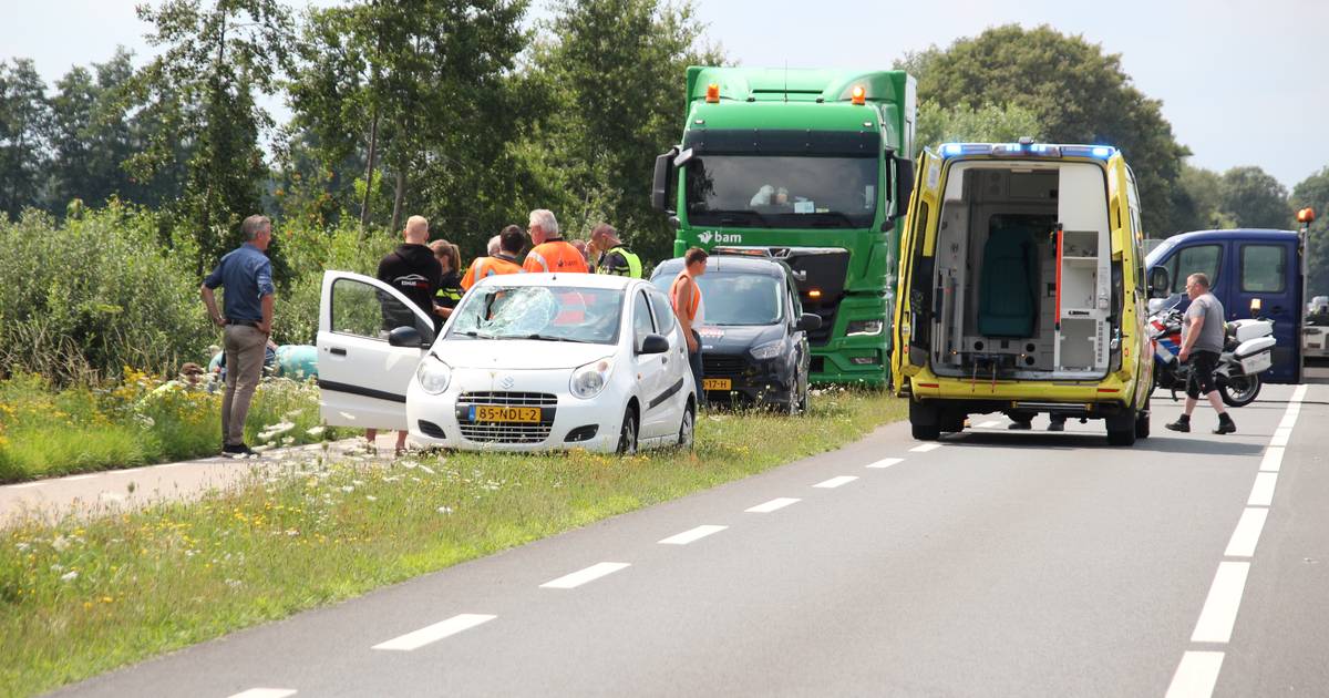 Verkeersregelaar zwaargewond na aanrijding, N344 afgesloten tussen Bathmen en Holten.