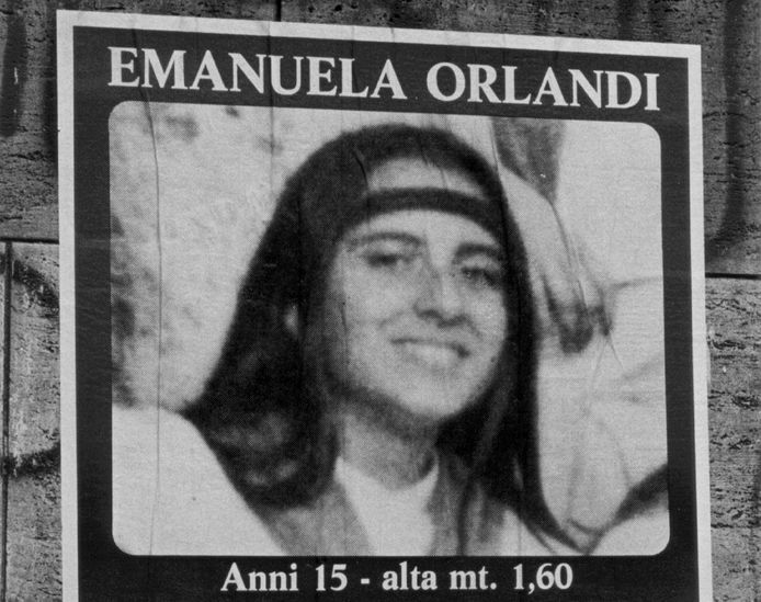 Een poster met daarop de foto van Emanuela Orlandi.