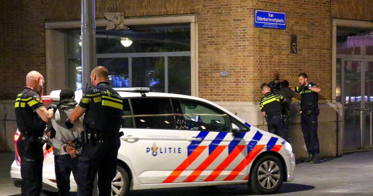 2 mensen zijn afgelopen nacht lichtgewond geraakt bij steekincidenten in het centrum van Rotterdam.