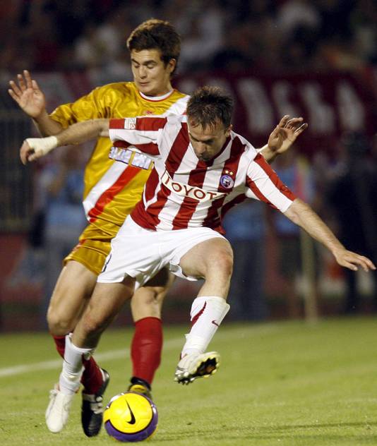 Dusan Tadic in 2007 namens Vojvodina in een duel met Ognjen Koroman van Rode Ster Belgrado.