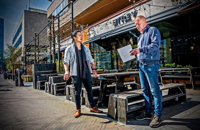 Dimitri Pham (links) krijgt de laatste instructies van coronacoach Ron Hoogerwerf van de gemeente Rotterdam.