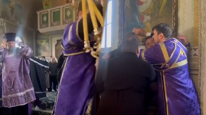 Geestelijken vallen Oekraïense soldaat aan in kerk