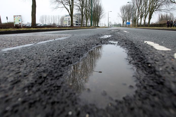 In de winter ontstaat op veel plekken schade aan het wegdek. Deze foto is niet genomen in Etten-Leur.