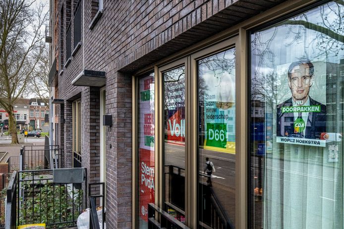 Vijf verkiezingsposters op één raam aan de Zuid-Willemsvaart in Den Bosch.