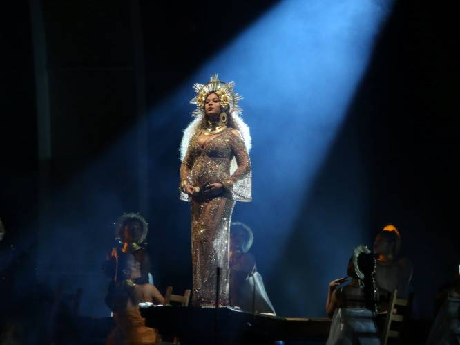 Beyoncé showt babybuikje in sexy jurken op Grammy Awards