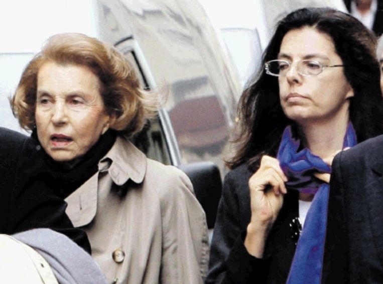 De zaak heeft geleid tot een verwijdering tussen Liliane Bettencourt (links) en haar dochter FranÃ§oise. (FOTO AFP) Beeld 