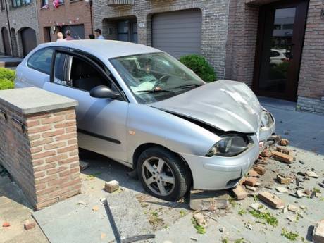 Bestuurder onder invloed ramt muurtjes in voortuinen