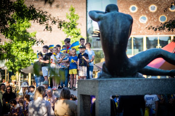 Beeld  van een opmerkelijke Dodenherdenking bij het begin van de zomer in Arnhem. Vluchtelingen uit de Oekraïne staan stil bij de slachtoffers van de Russische inval in dit jaar op een dag dat ze normaliter de doden herdenking van de Tweede Wereldoorlog, op de dag dat de legers van Hitler-Duitsland hun land binnen vielen.