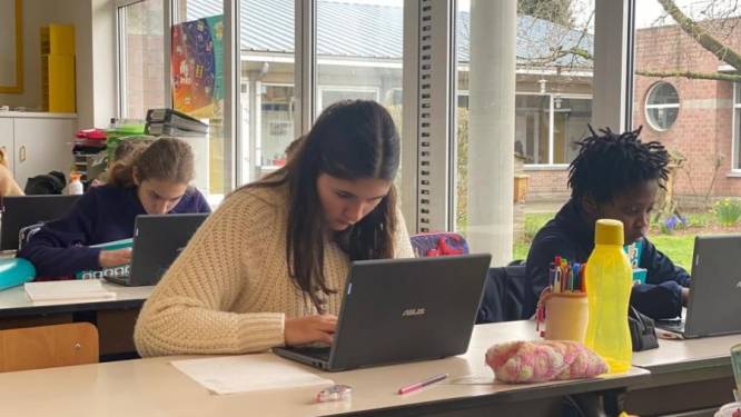 Leerlingen 5de en 6de leerjaar gemeentelijk onderwijs krijgen laptop: “Digitale kloof kleiner maken”