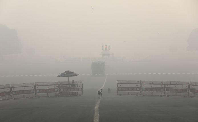 De Indiase hoofdstad New Delhi is vrijdagochtend ontwaakt onder een dikke laag smog. De ernstige luchtvervuiling is een gevolg van de viering van het hindoeïstische feest Diwali.