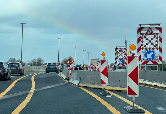 Versmalde rijstroken voor herstellingswerken doorsteek aan brugwerken E40 in Erpe-Mere.