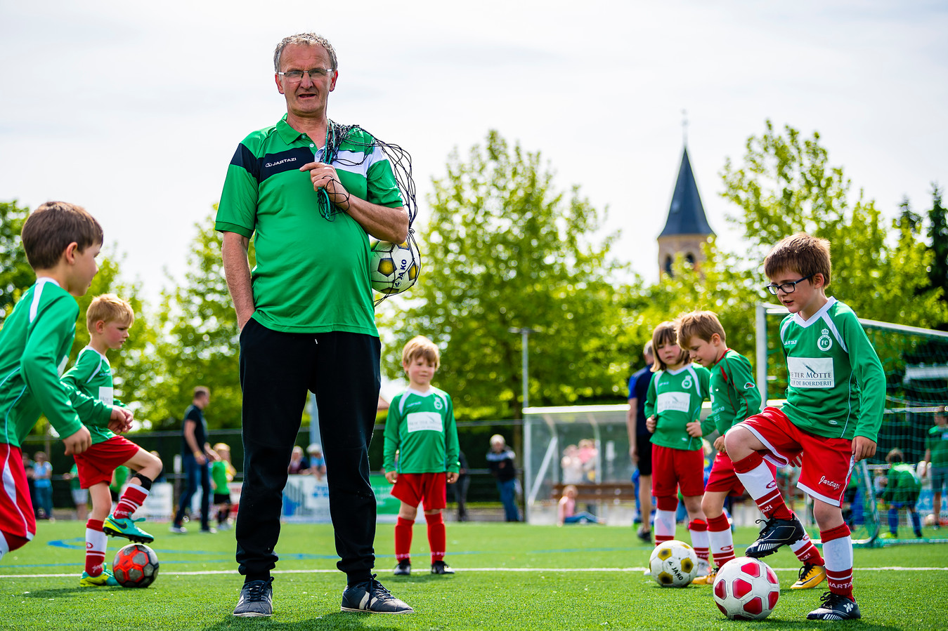 Voetbalclub van kleinste dorp van Deinze viert 40-jarig bestaan: “Ieder ...
