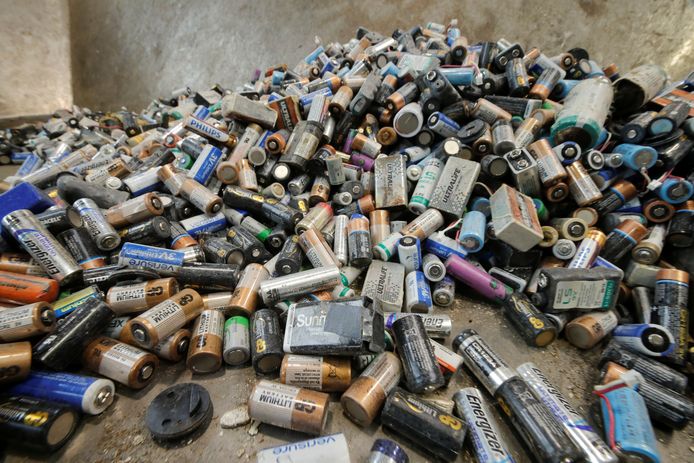 Une pile de batteries primaires usagées non rechargeables au lithium-ion est photographiée avant d'être recyclée par la société de recyclage allemande Accurec à Krefeld, en Allemagne, le 16 novembre 2017.