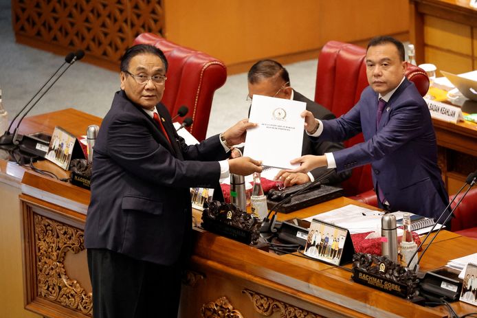 Bambang Wuryanto (links), hoofd van de parlementaire commissie voor de herziening van het wetboek, geeft een exemplaar aan de voorzitter van het parlement. (06/12/22)