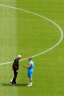 Bert van Marwijk in gesprek met Wesley Sneijder (r). Verandert Bert van Marwijk het (tactisch) concept tegen Duitsland?