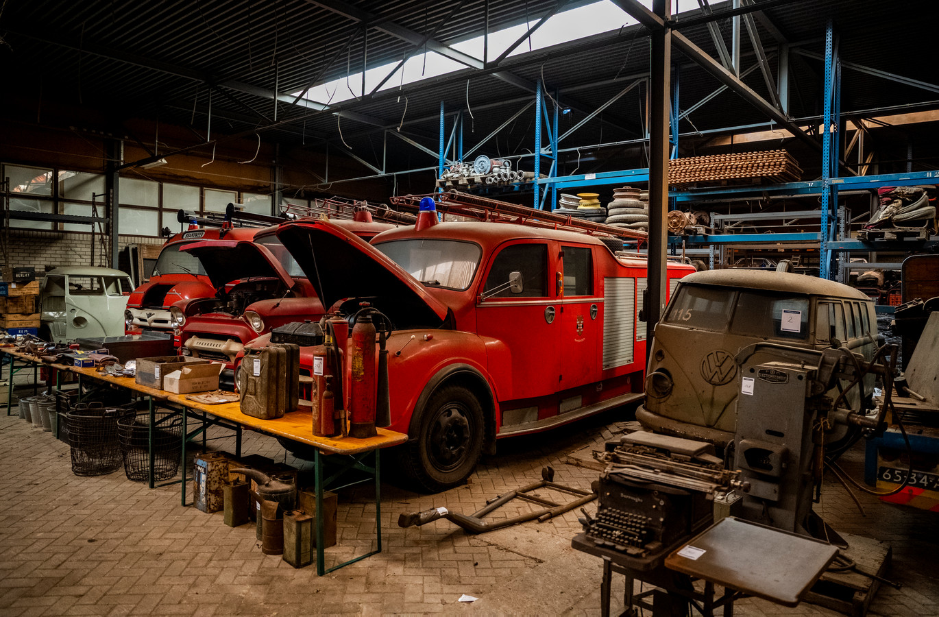 Schatkamer vol oldtimers trekt kijkers en biedingen uit ruim honderd