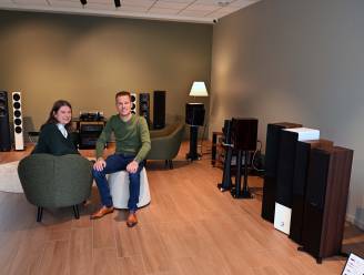 NET OPEN. Jolien (32) en Tom (49) preken de passie in Hifi-speciaalzaak Audio At Home: “Ja, elpees klinken  nog altijd beter”