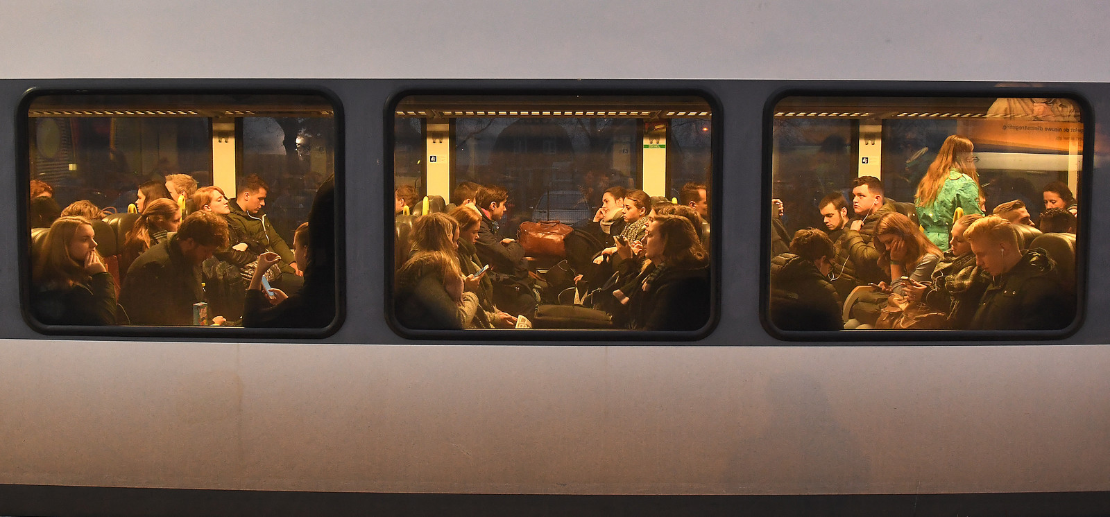Overvolle Arriva-trein op Maaslijn-traject.