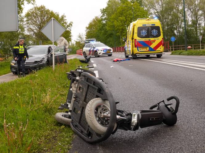Ernstig ongeluk met scootmobiel: bestuurder raakt zwaargewond bij oversteken