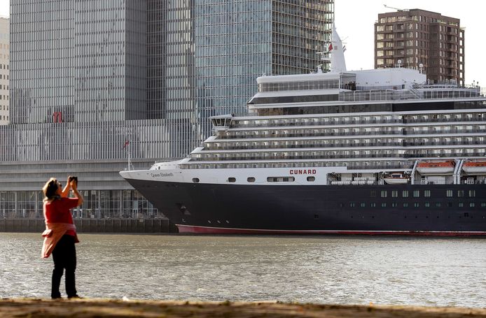 Cruiseschip Queen Elizabeth was vorig jaar ook in Rotterdam.