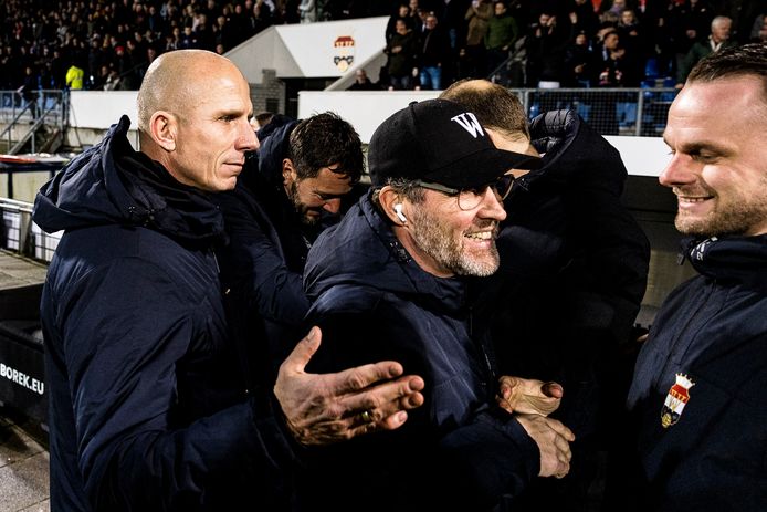 TILBURG - 06-01-2023. Willem II-trainer Reinier Robbemond (links) viert de 1-0-overwinning op Roda JC met zijn staf.