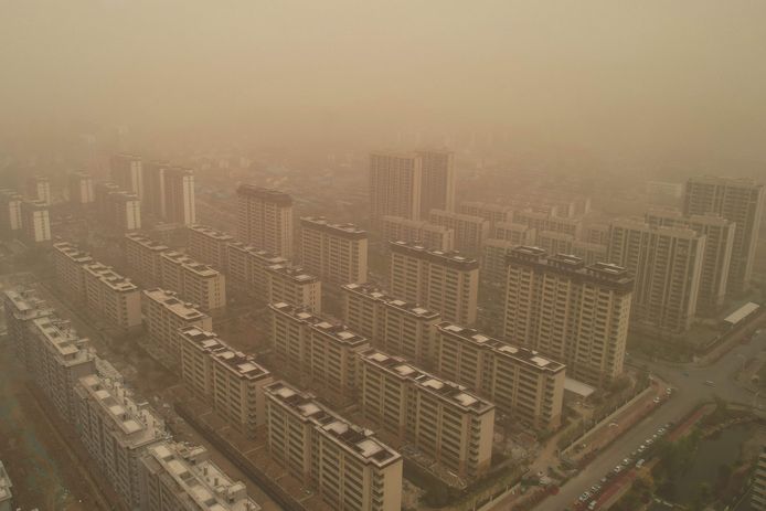 Gebouwen tijdens de zandstorm in Linyi, in de oostelijke Chinese provincie Shandong.