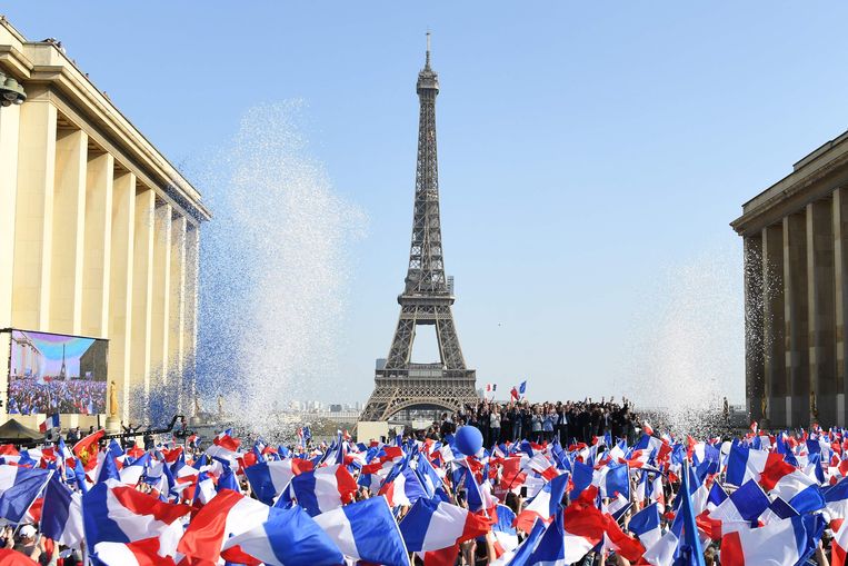 De Franse presidentskandidaat Éric Zemmour spreekt aanhangers toe vanaf een podium op het Place du Trocadéro in Parijs. Beeld AFP