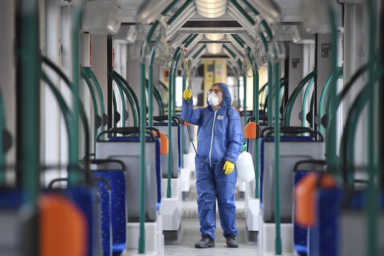 De tram in Boedapest wordt ontsmet.   Beeld EPA