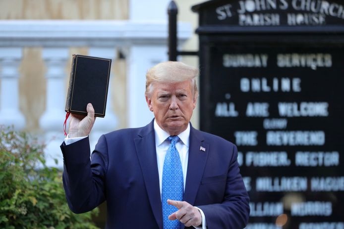 Oud-president Donald Trump met een bijbel voor de Episcopaalse kerk nabij het Witte Huis. Om de foto te kunnen laten maken gebruikte de federale politie onder meer traangas om demonstranten uiteen te drijven.