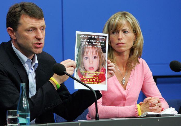 Archiefbeeld. Kate en Gerry McCann met een poster van hun vermiste dochter Madeleine 'Maddie' McCann, tijdens een persconferentie in juni 2007 in Berlijn.
