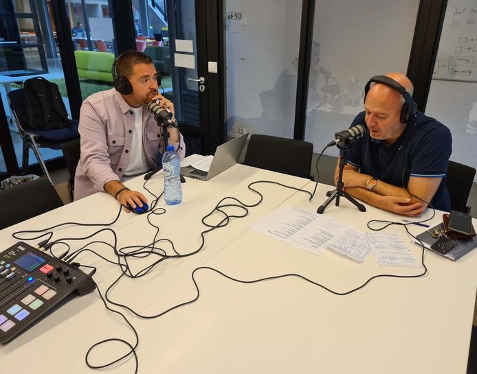 Dolf van Aert (links) en Max van der Put, de Willem II-clubwatchers van het Brabants Dagblad, tijdens de opname van de podcast 'Stoere Kerels'.