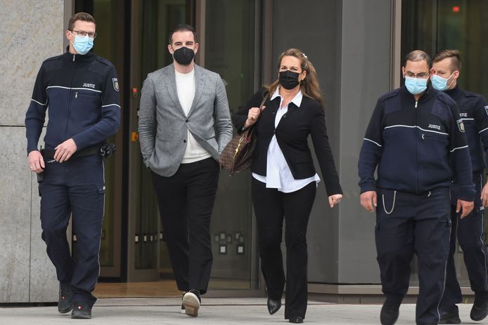 Christoph Metzelder (tweede van links) met een van zijn advocaten bij het verlaten van de rechtbank in Düsseldorf.