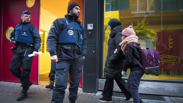 Na enkele dagen van terreurkramp ontdooit Brussel opnieuw langzaam maar zeker. Zo gaat bijvoorbeeld de school 'Vier Winden' in Molenbeek weer open. Beeld Eric de Mildt