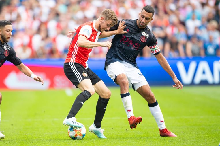 Duo-aanvoerder Adil Auassar van Sparta (r) in duel met Feyenoords Dylan Vente. Beeld VI Images