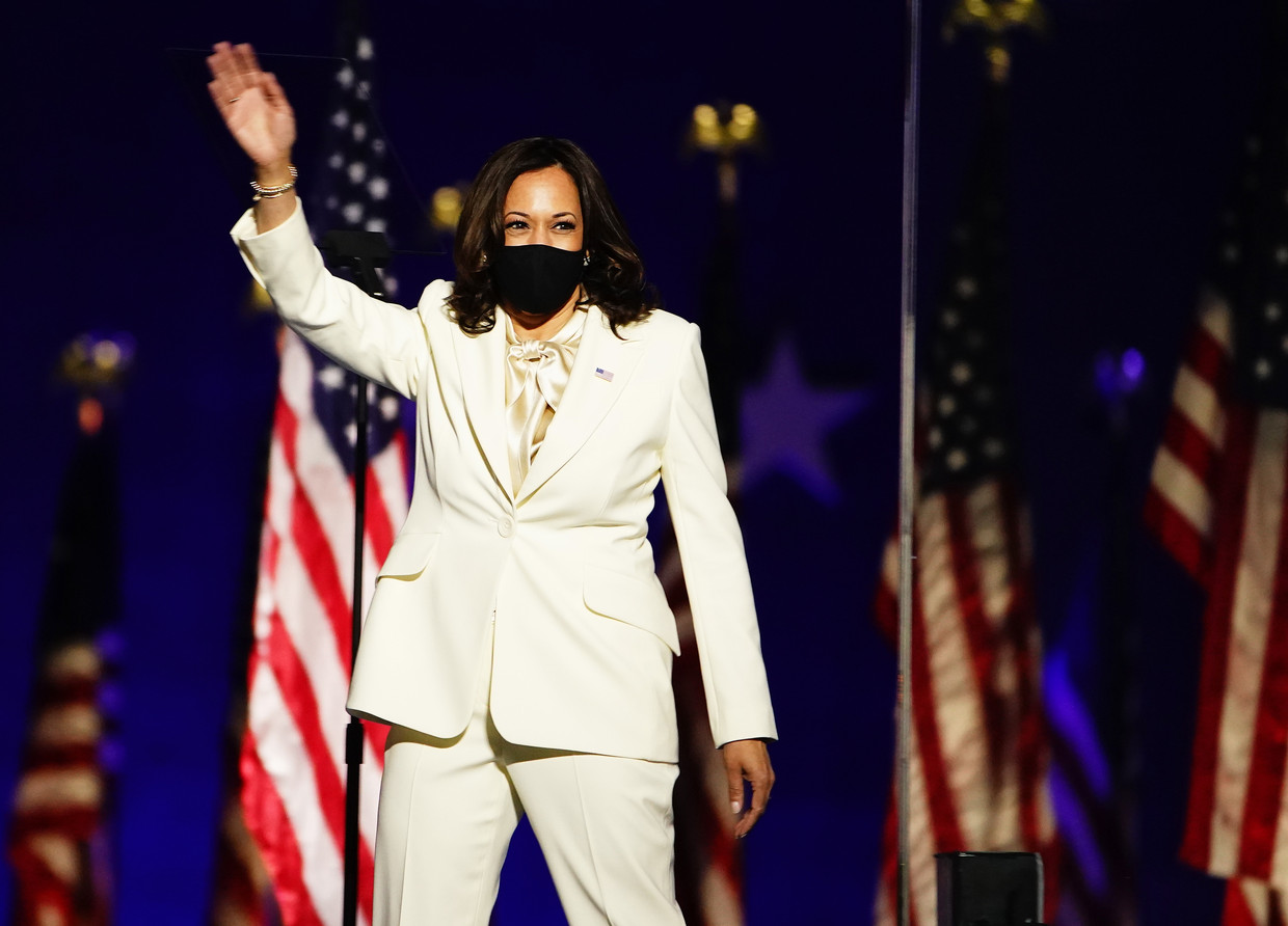 Kamala Harris betreedt het podium voor haar overwinningsspeech. Beeld EPA