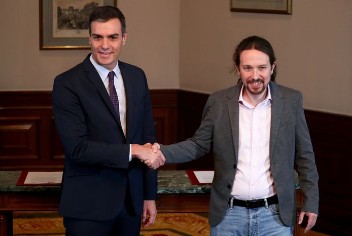 Ontslagnemend premier Pedro Sanchez met Podemos-leider Pablo Iglesias bij de ondertekening van het akkoord vanmiddag.