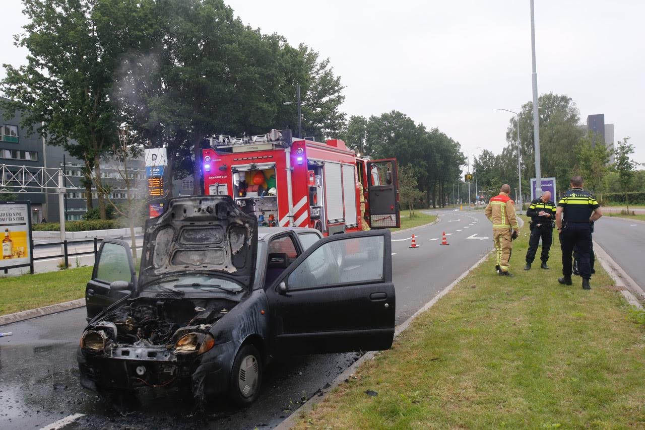 Vader met baby tijdens rijden opgeschrikt door brand in motorkap Foto