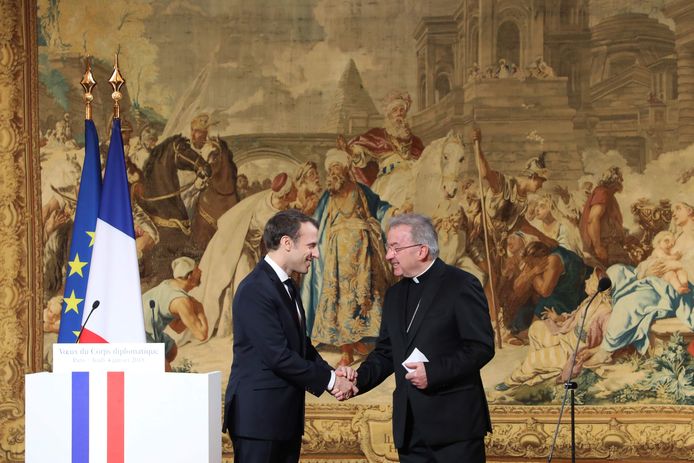 Franse president Emmanuel Macron schudt de hand van Luigi Ventura.