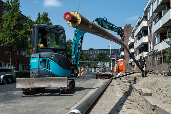 Aanleg van een warmtenet met de karakteristieke zwaar geïsoleerde buizen in Breda.