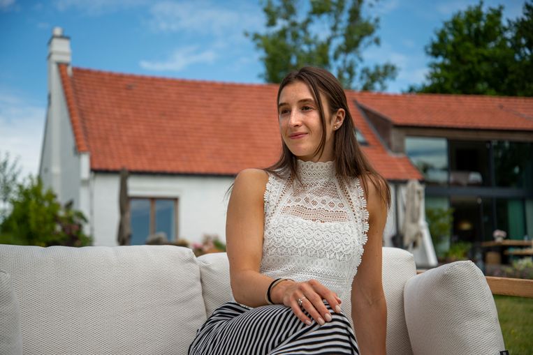 Gymnaste Nina Derwael was onlangs te gast in 'Het huis' van tv-maker Eric Goens. Daar vertelde ze over haar weg naar de top. Beeld VRT