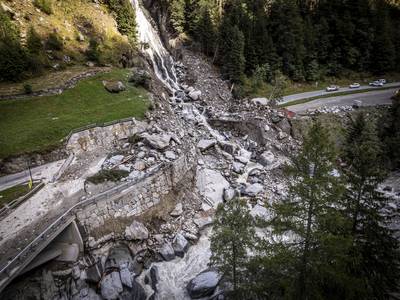 Evacuation costs 150 euros: hundreds of people already rescued from Swiss valley by airlift