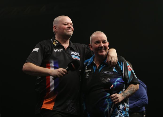 Raymond van Barneveld en Phil Taylor op archiefbeeld.