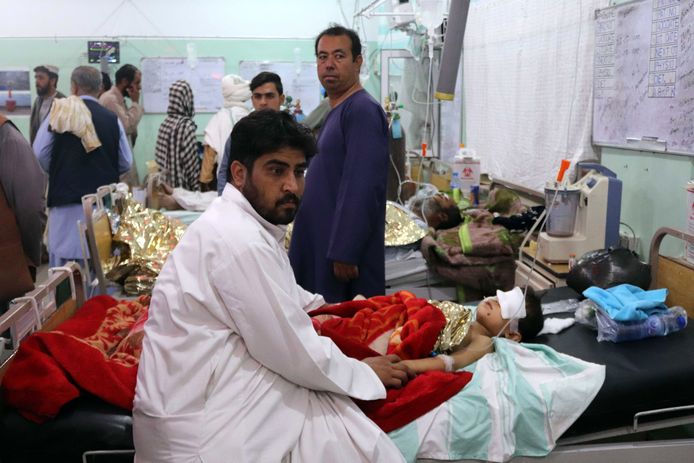 Gewonde slachtoffers van de aanslag op de sjiitische moskee in Kandahar worden behandeld in het ziekenhuis. Bij de zelfmoordaanslag kwamen zeker 47 mensen om het leven en raakten 70 mensen gewond.