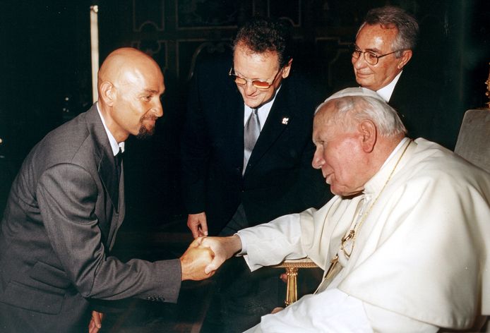 Marco Pantani ontmoet Paus Johannes Paulus II op audiëntie tijdens de Giro in 2000.