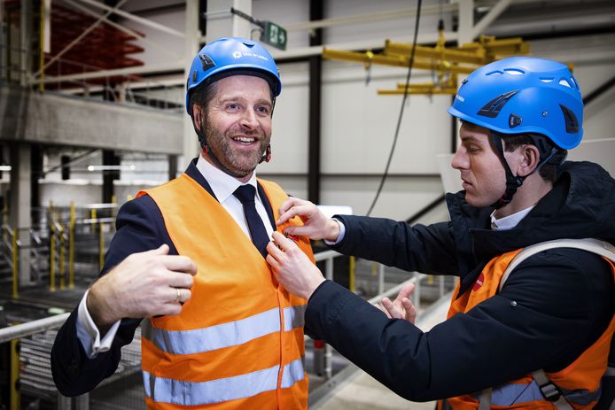 Hugo de Jonge, minister voor Volkshuisvesting en Ruimtelijke Ordening, tijdens een bezoek aan een prefab woningfabriek