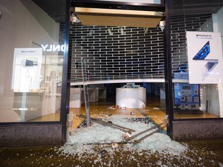 Pui van Apple-winkel sneuvelt bij inbraak in Zwolle: ‘Is weinig gestolen’ 