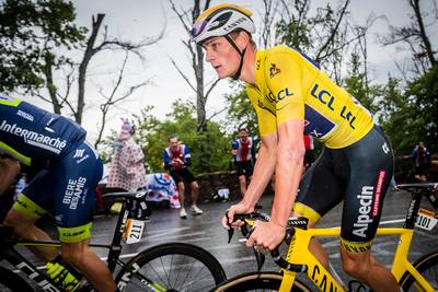 Van der Poel verliest gele trui en beslist maandag of hij in de Tour blijft: “Ik wou heel graag tot Parijs blijven, maar ik denk dat de ploeg dat liever niet heeft”