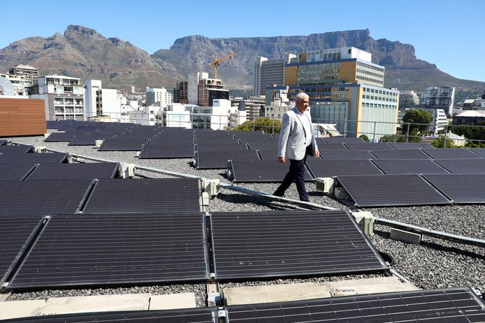 Uitvoerend directeur voor energie voor de stad Kaapstad, Kadri Nassiep, loopt langs zonnepanelen op het dak van een gemeentelijk gebouw in Kaapstad, Zuid-Afrika.
